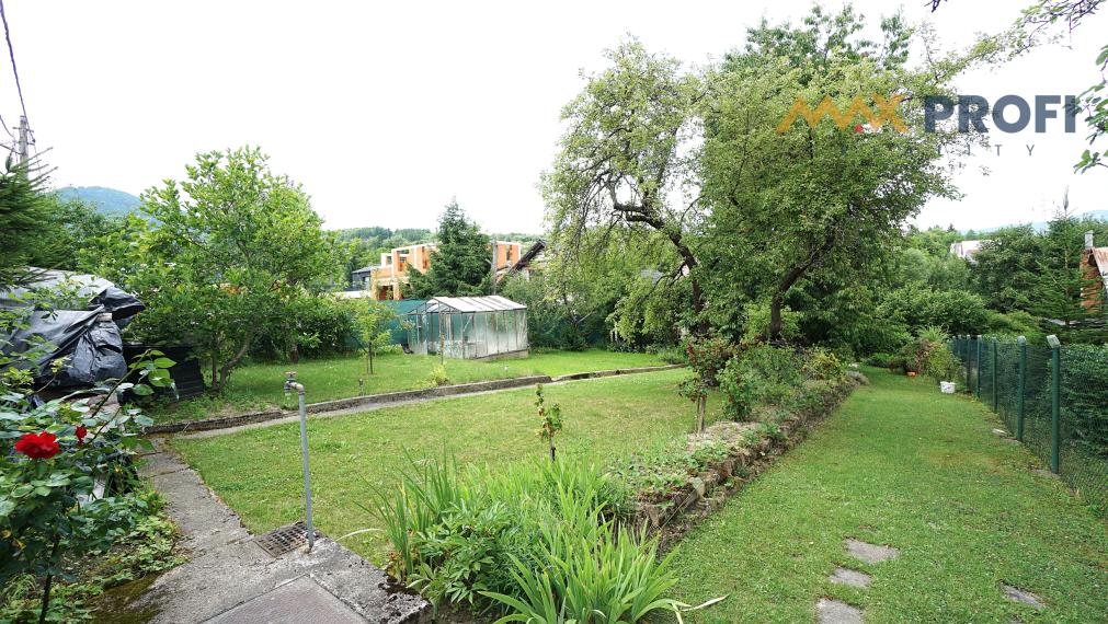 Predaj rekreačného/stavebného pozemku pri potôčiku - 692m2 s chatou,  Martin, Stráne