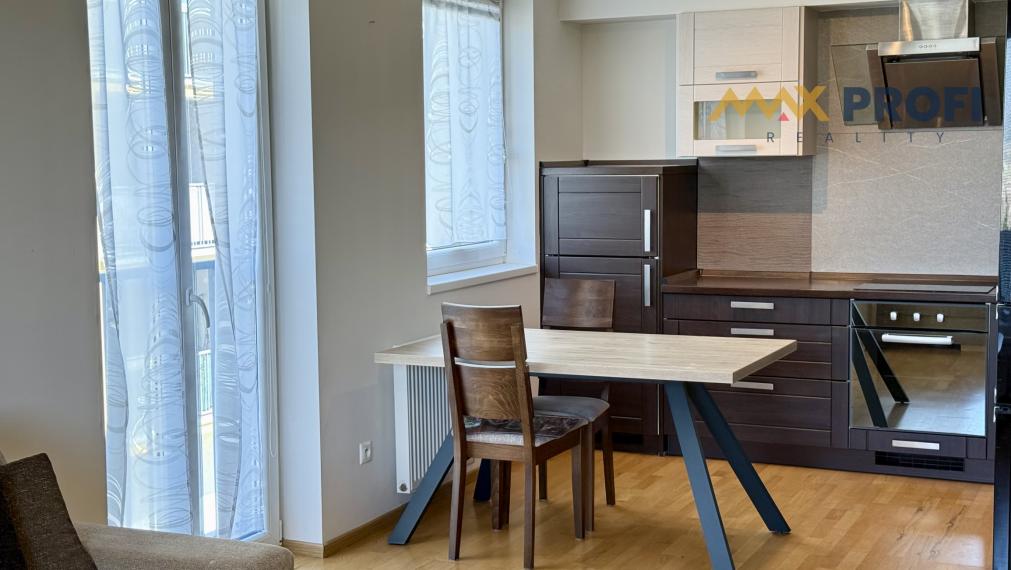 PRENÁJOM | 2-izbový byt, 66m2, loggia s výhľadom, 2 parkovacie miesta | Martin – Ľadoveň