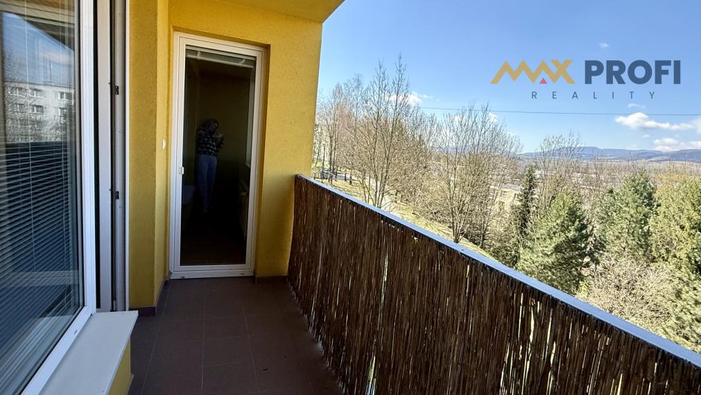 PRENÁJOM | 2-izbový byt, 66m2, loggia s výhľadom, 2 parkovacie miesta | Martin – Ľadoveň