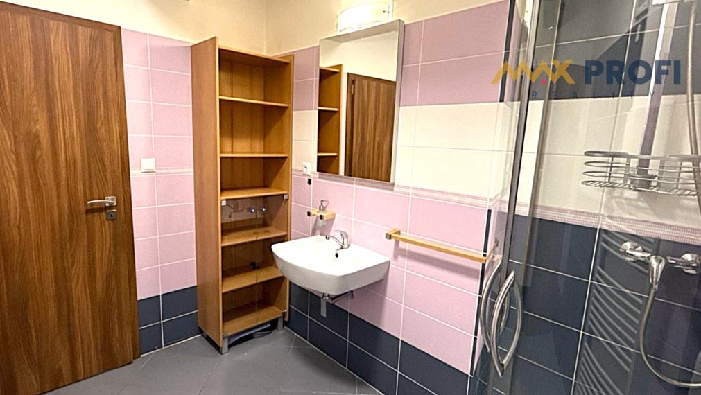 PRENÁJOM | 2-izbový byt, 66m2, loggia s výhľadom, 2 parkovacie miesta | Martin – Ľadoveň