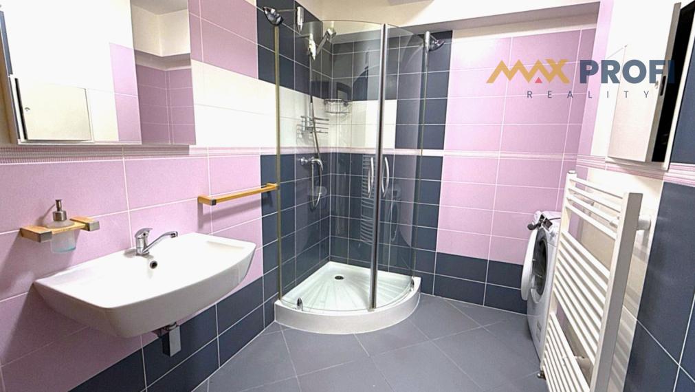 PRENÁJOM | 2-izbový byt, 66m2, loggia s výhľadom, 2 parkovacie miesta | Martin – Ľadoveň