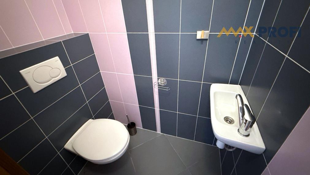 PRENÁJOM | 2-izbový byt, 66m2, loggia s výhľadom, 2 parkovacie miesta | Martin – Ľadoveň