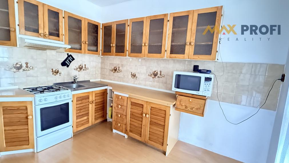 Na predaj, priestranný 3-izbový byt 77 m² s južnou loggiou a ihriskom vo vnútrobloku – Martin Záturčie