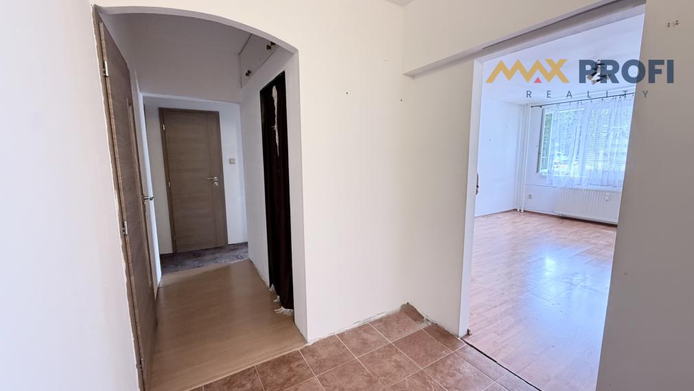 Na predaj, priestranný 3-izbový byt 77 m² s južnou loggiou a ihriskom vo vnútrobloku – Martin Záturčie