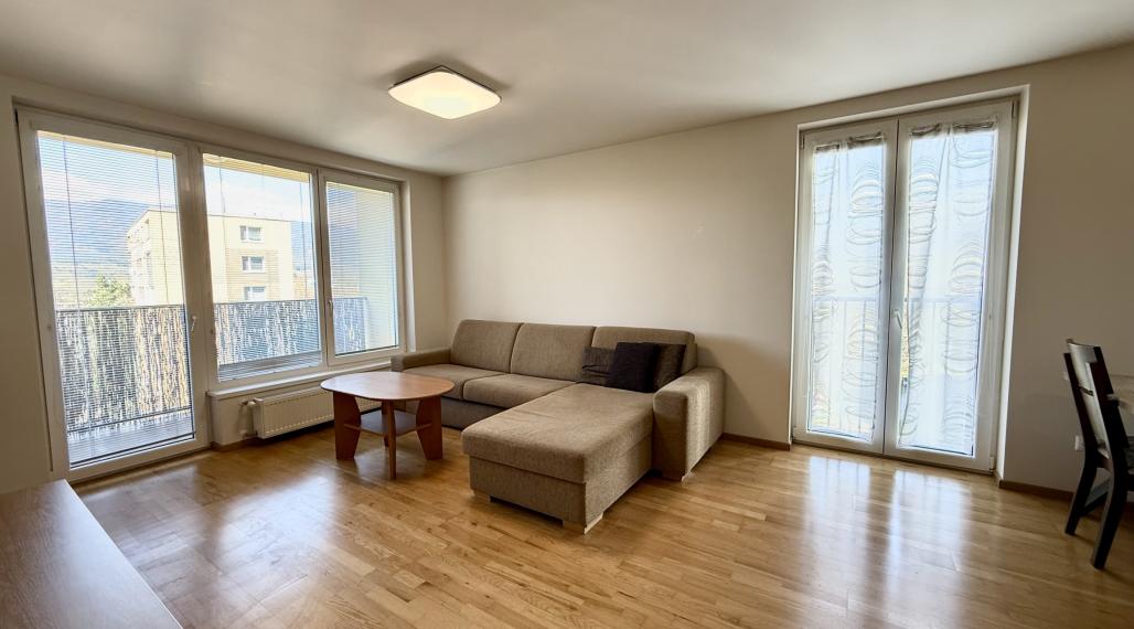 PRENÁJOM | 2-izbový byt, 66m2, loggia s výhľadom, 2 parkovacie miesta | Martin – Ľadoveň