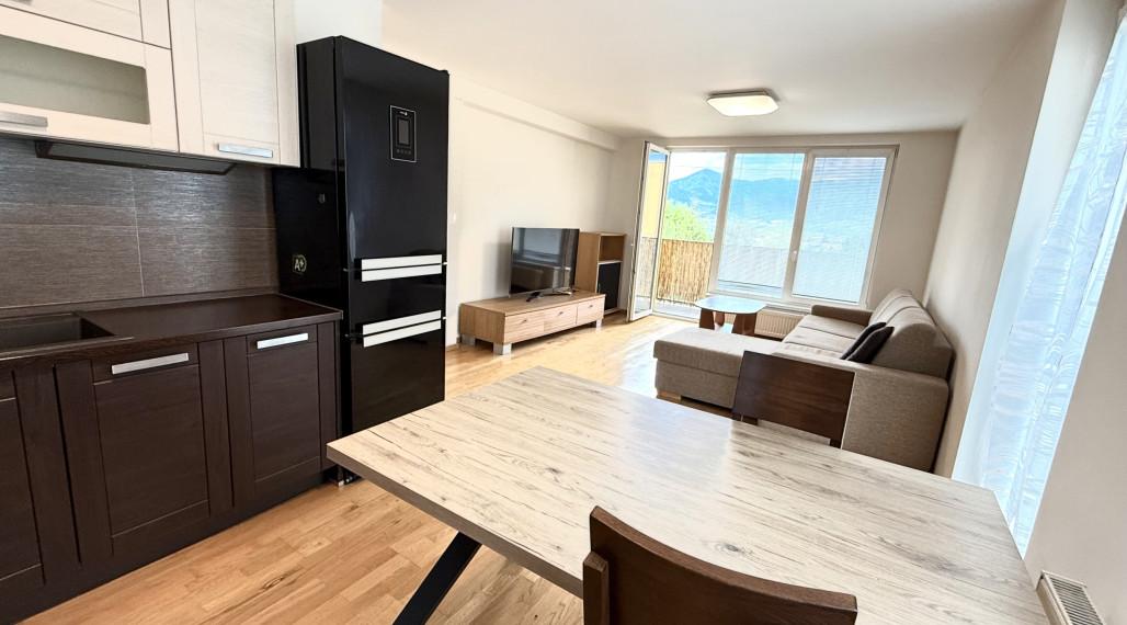 PRENÁJOM | 2-izbový byt, 66m2, loggia s výhľadom, 2 parkovacie miesta | Martin – Ľadoveň