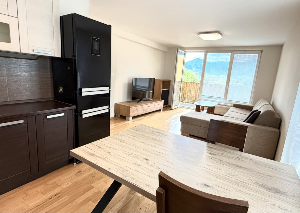PRENÁJOM | 2-izbový byt, 66m2, loggia s výhľadom, 2 parkovacie miesta | Martin – Ľadoveň
