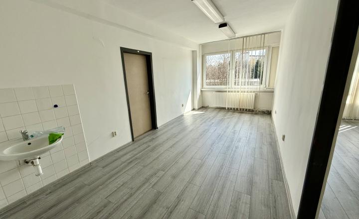 Na prenájom, kancelárske priestory - rôzne rozlohy a samostatný priestor s vlastným vchodom,  Martin, širšie centrum - fotografia 5
