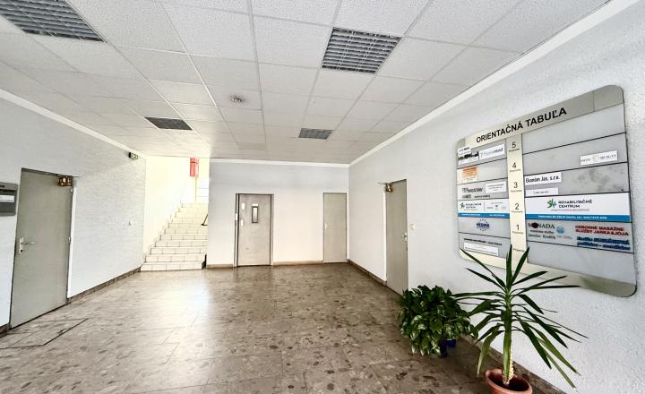 Na prenájom, kancelárske priestory - rôzne rozlohy a samostatný priestor s vlastným vchodom,  Martin, širšie centrum - fotografia 3